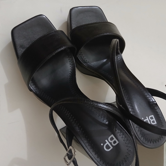 BP. Black Platform Sandals - Picture 2 of 4